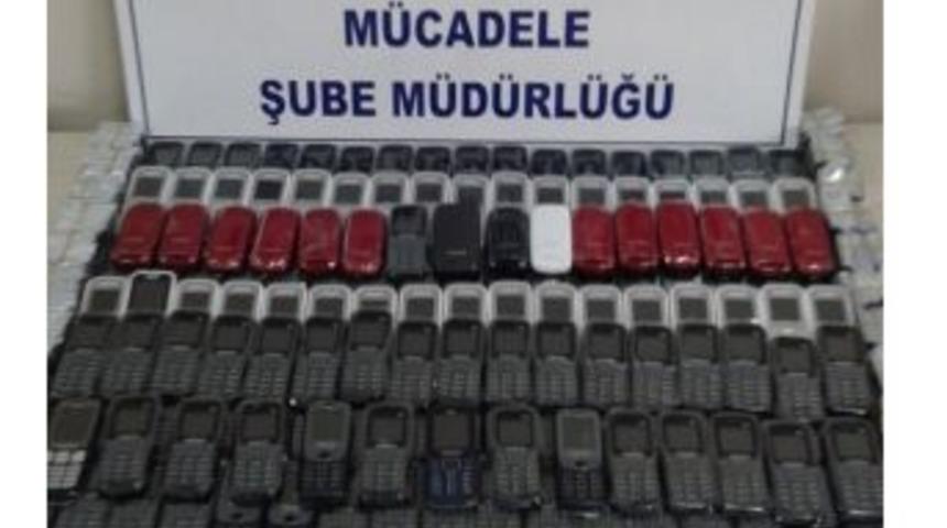 İzmir&rsquo;de Kargo Teslim Ka&ccedil;ak Cep Telefonları Ele Ge&ccedil;irildi