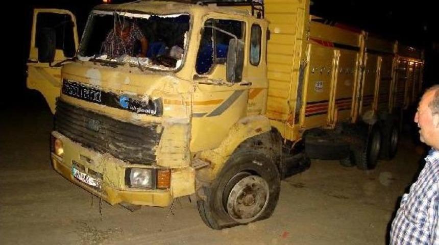 Kamyonun Çarptığı Motosikletteki 2 Kişi Öldü