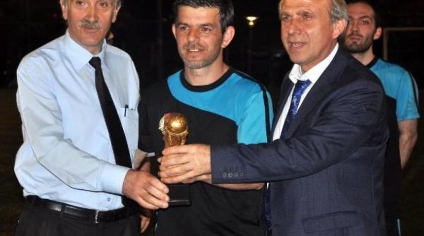Orhan Kaynar Futbol Turnuvası'nı Karadeniz Gazetesi Kazandı