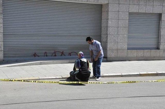 Kentin En İşlek Caddesinde Unutulan Bavul Paniğe Neden Oldu 2