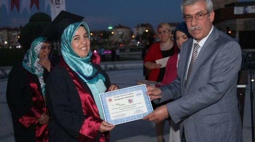 T&uuml;rkiye&rsquo;nin 5. Anne &Uuml;niversitesi İkinci Kez Mezunlarını Verdi