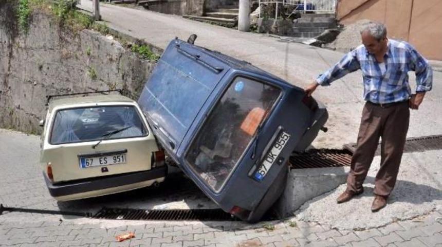 Otomobil Park Halindeki Otomobilin &Uuml;zerine Devrildi