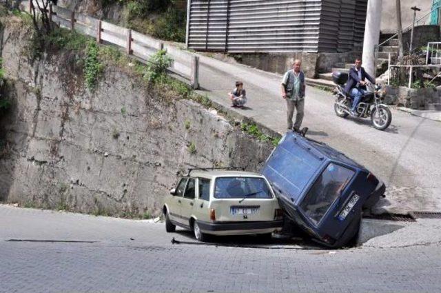 Otomobil Park Halindeki Otomobilin &Uuml;zerine Devrildi 3