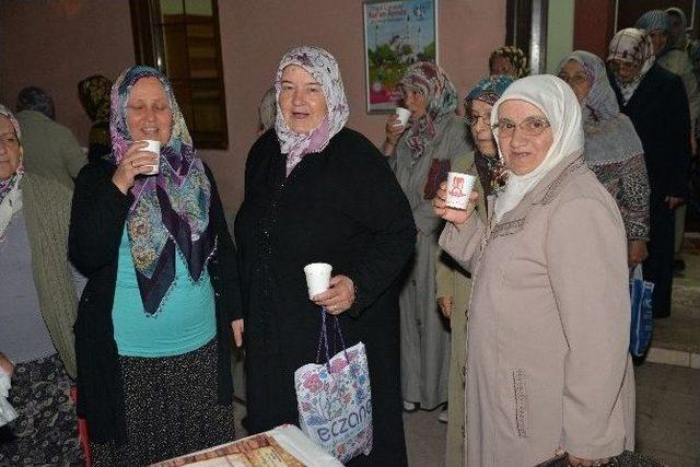 Bilecik Belediyesi’nden Teravih Çıkışı Cemaate Osmanlı Şerbeti İkramı