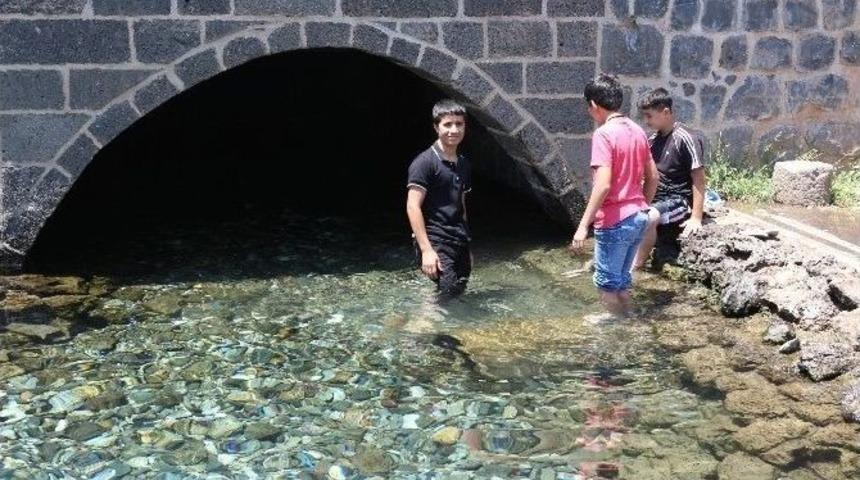 Sıcaklardan Bulanan &Ccedil;ocuklar S&uuml;s Havuzlarını Doldurdu