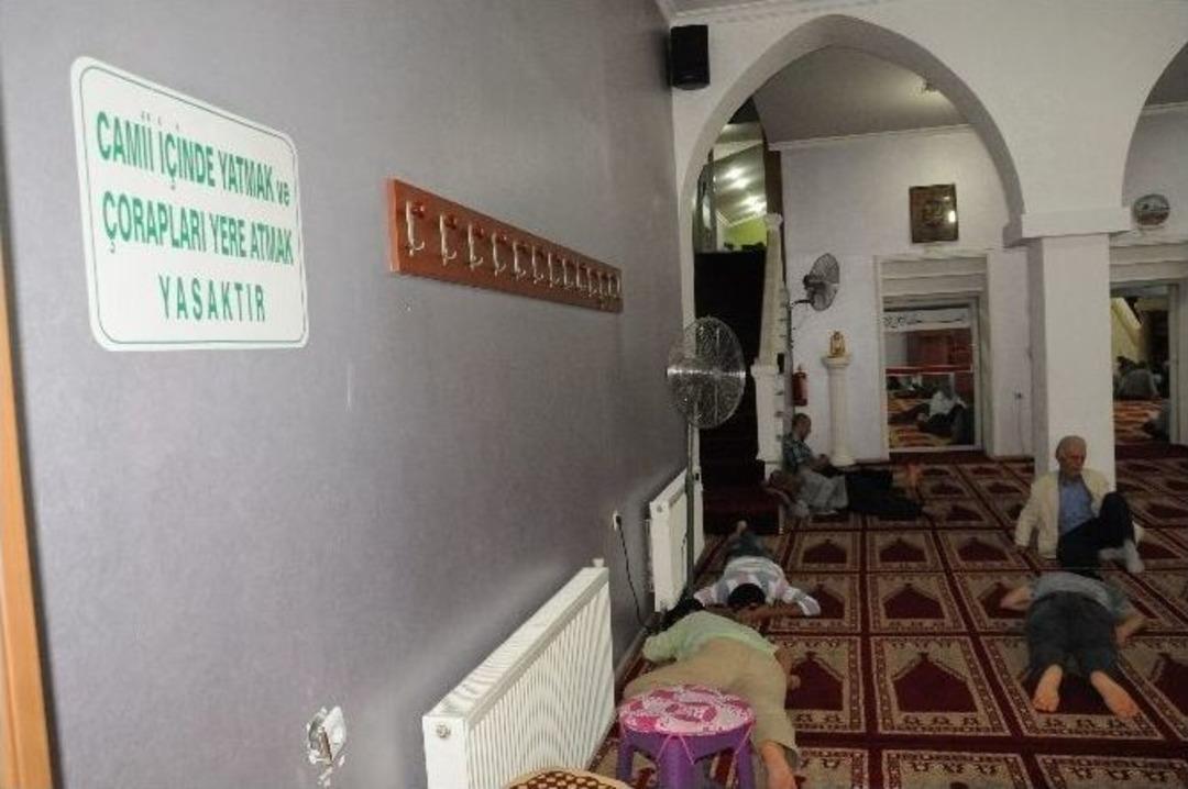 Sıcaktan Bunalan Vatandaşlar Klimalı Camilere Akın Etti