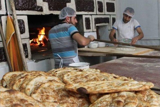 Siirt’te İlk Ramazan Pidesi Çıktı