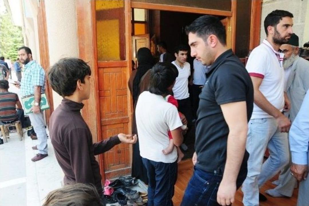Dilenciler Cami &Ouml;nlerine Akın Etti
