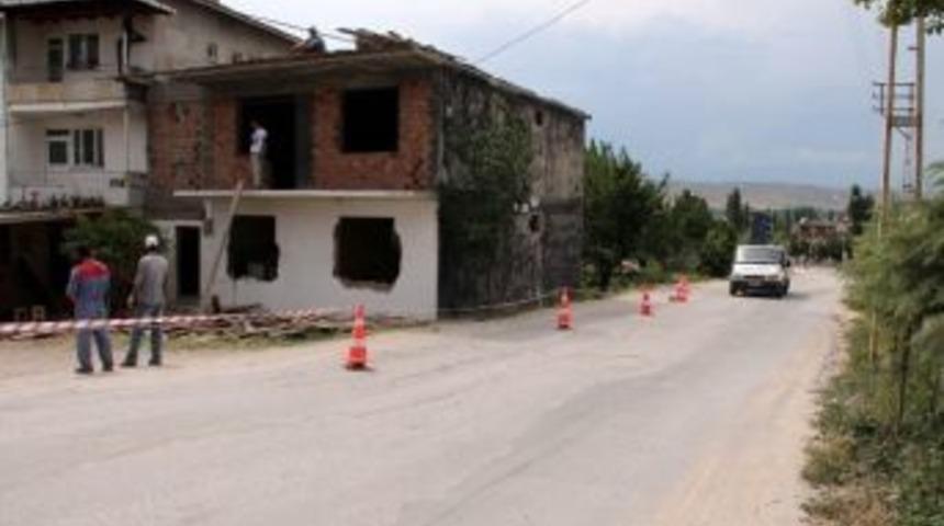 Suluova&rsquo;da Otogar Yolundaki Binalar Yıkılıyor