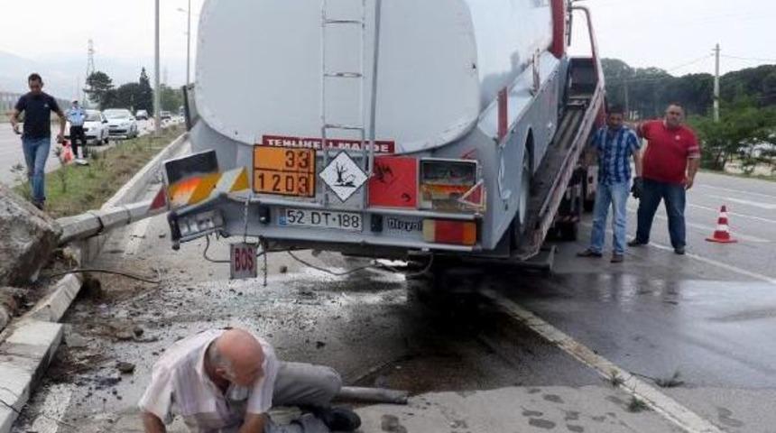 Tanker Ile Aydınlatma Direğine &Ccedil;arptı