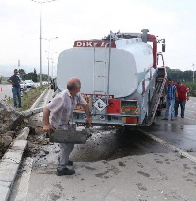 Tanker Ile Aydınlatma Direğine Çarptı