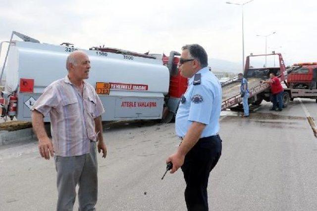 Tanker Ile Aydınlatma Direğine Çarptı