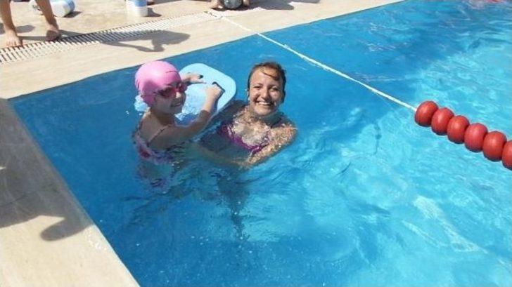 Burhaniye’de Çocuklar Havuzla Tanıştı G2