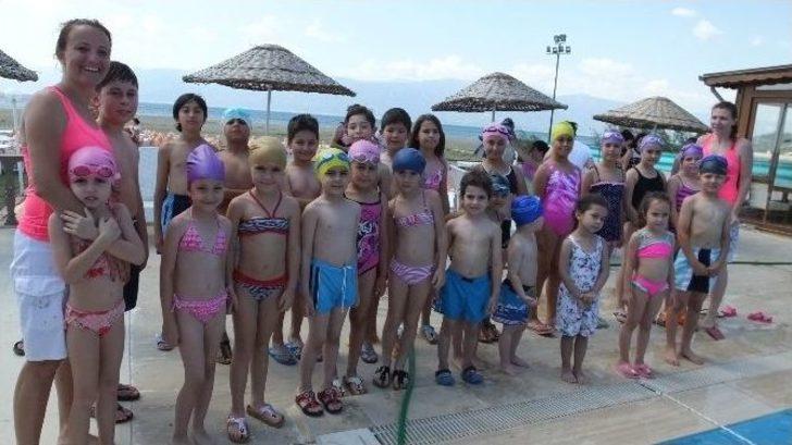 Burhaniye’de Çocuklar Havuzla Tanıştı G4
