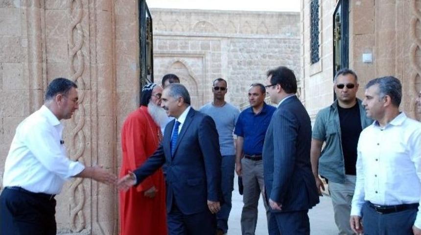 Mardin Valisi Ko&ccedil;ak, Bin 618 Yıllık Mor Gabriel Manastırını Ziyaret Etti