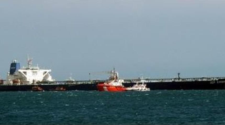 Petrol Y&uuml;kl&uuml; Tanker Ahırkapı A&ccedil;ıklarında Karaya Oturdu (3)