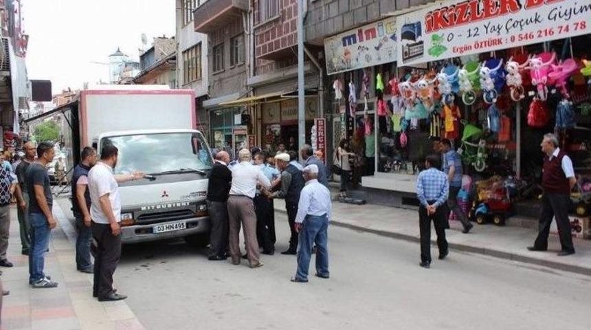 Afyonkarahisar&rsquo;da Bı&ccedil;aklı Kavga: 1 Yaralı