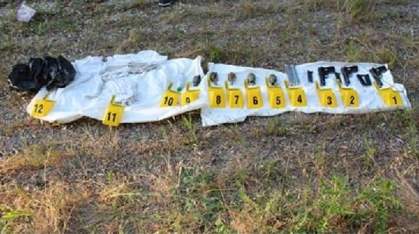 İzmit'te Bir Evde 6 El Bombası Ve 4 Tabanca Ele Ge&ccedil;irildi (2)