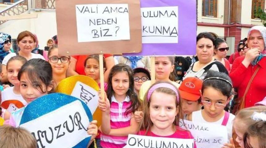 &Ouml;ğrenci Ve Velilerinden 'okuluma Dokunma' Eylemi