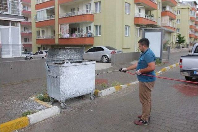 Belediye Çöp Konteynerlerini Dezenfekte Ediyor