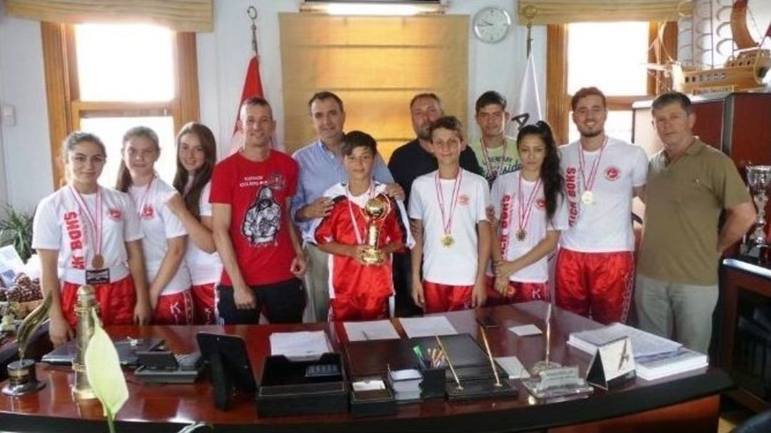 Başkan Gen&ccedil;er&rsquo;den Kick Boks&ccedil;ulara &Ouml;d&uuml;l