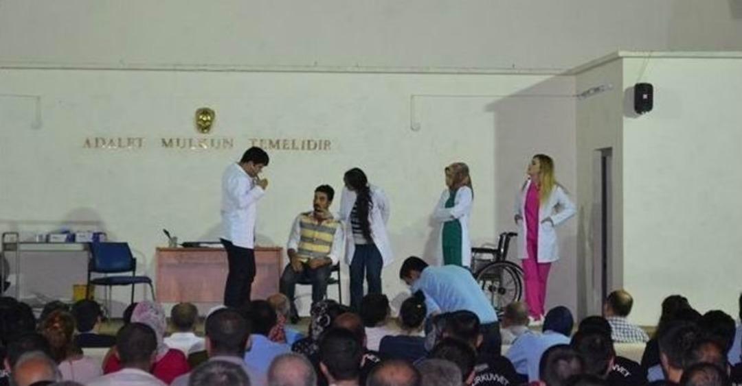 Hastane Personelinden Mahkumlara, "acil Servis" Tiyatro Oyununu