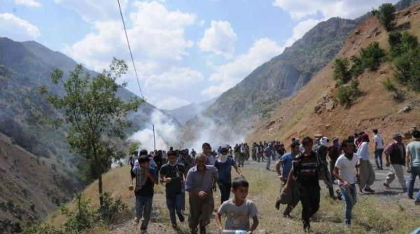 &Ccedil;ukurca'da, Sınırda 'g&uuml;venlik Yolu' Protestosunda Olay &Ccedil;ıktı