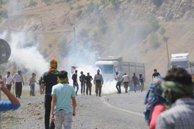 Çukurca'da, Sınırda 'güvenlik Yolu' Protestosunda Olay Çıktı