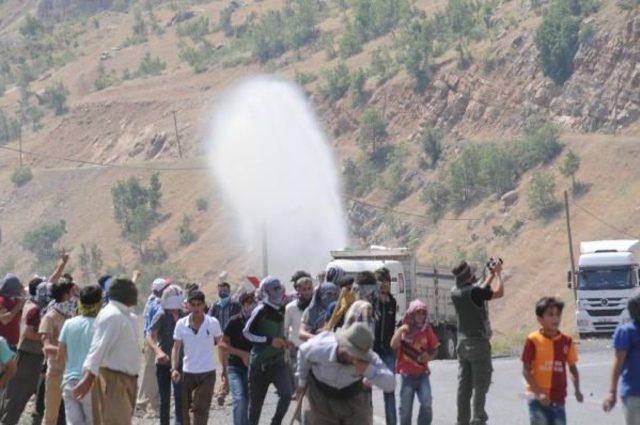 Çukurca'da, Sınırda 'güvenlik Yolu' Protestosunda Olay Çıktı