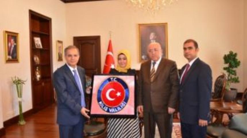 Vali Tapsız&rsquo;a G&ouml;z Nuru İle İşlenmiş Kilis Valiliği Logosu Takdim Edildi