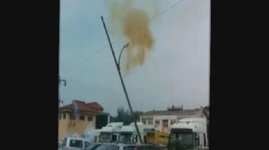 Yan Yatan Elektrik Direği Patladı