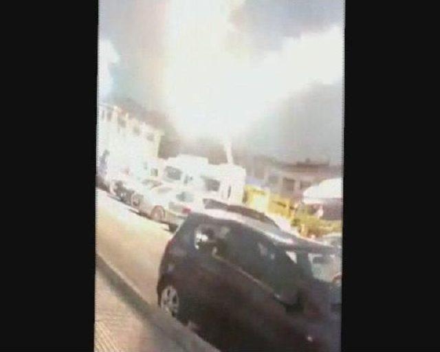 Yan Yatan Elektrik Direği Patladı 1