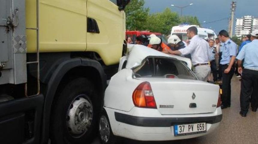 Kastamonu'da Kamyon Otomobile &Ccedil;arptı: 1 &Ouml;l&uuml;