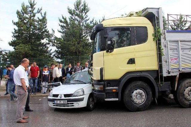 Kastamonu’da Kamyon İle Otomobil Çarpıştı: 1 Ölü