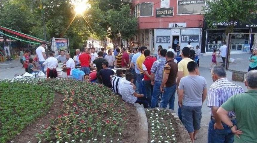 İftarın Vazge&ccedil;ilmezi &Ccedil;iğ K&ouml;fte Tezgahlardaki Yerini Aldı