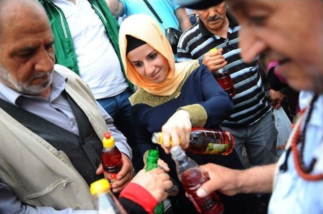 İstanbullular İlk İftar İ&ccedil;in Oru&ccedil; Baba T&uuml;rbesine Akın Etti