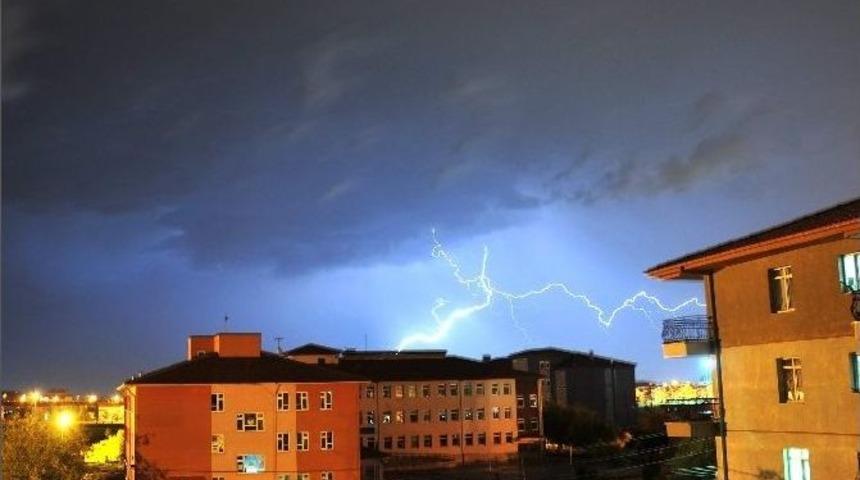 Afyonkarahisar&rsquo;da &ldquo;yıldırımlar&rdquo; Geceyi G&uuml;nd&uuml;ze &Ccedil;evirdi