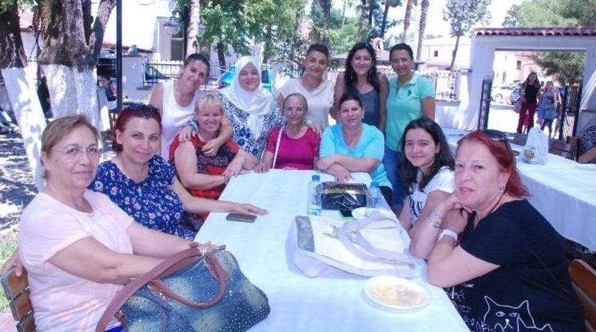 Kadın Akademisine Otizm Federasyonundan Teşekk&uuml;r Plaketi