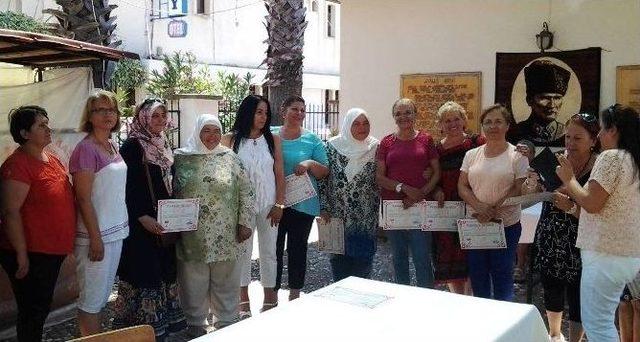 Kadın Akademisine Otizm Federasyonundan Teşekkür Plaketi