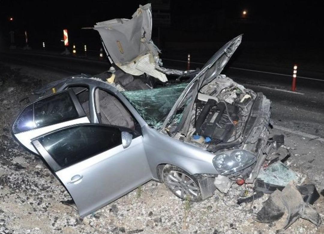 Otomobil Tıra Arkadan &Ccedil;arptı: 1 &Ouml;l&uuml; 3 Yaralı