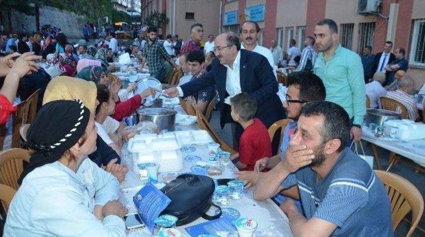 Başkan G&uuml;mr&uuml;k&ccedil;&uuml;oğlu İlk İftarını Yeşiltepeli Vatandaşlarla Birlikte A&ccedil;tı