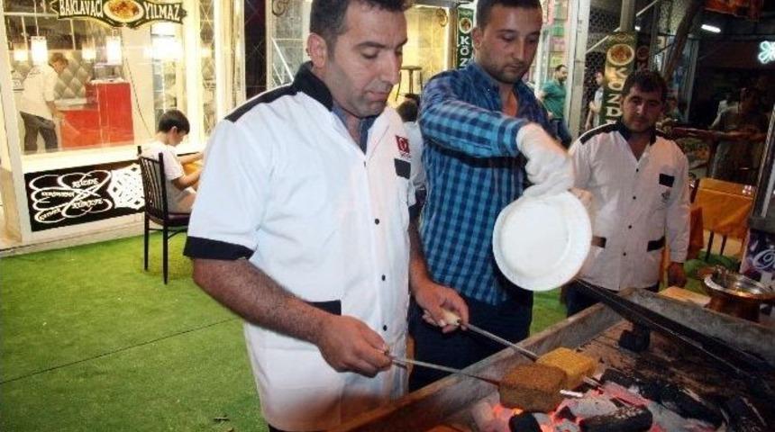 Dondurmayı Ateşte Pişirerek Servis Ediyor