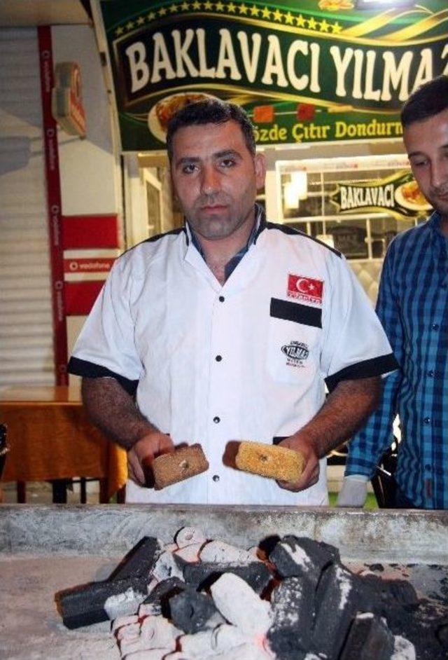 Dondurmayı Ateşte Pişirerek Servis Ediyor