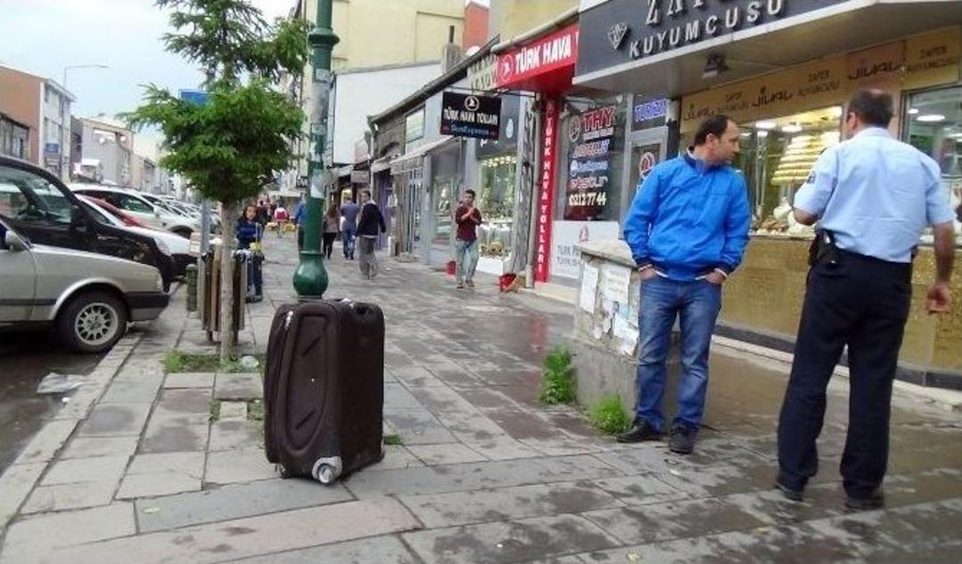 &Uuml;niversite &Ouml;ğrencilerinin Unuttuğu Valiz Polisi Alarma Ge&ccedil;irdi