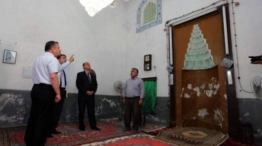 Vali &Ccedil;omaktekin&rsquo;den Restore Edilecek Camide İnceleme