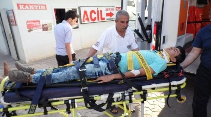 Adıyaman&rsquo;da Otomobille Trakt&ouml;r &Ccedil;arpıştı: 7 Yaralı