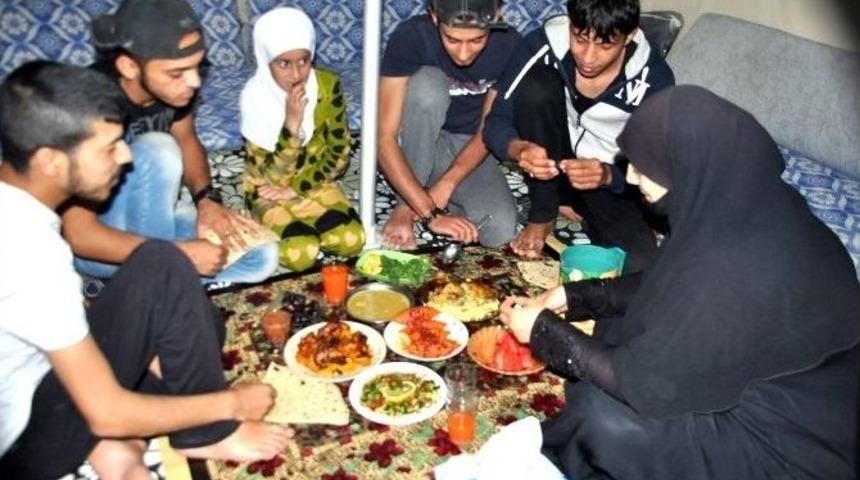 &Ccedil;adır Kentte H&uuml;z&uuml;nl&uuml; İftar