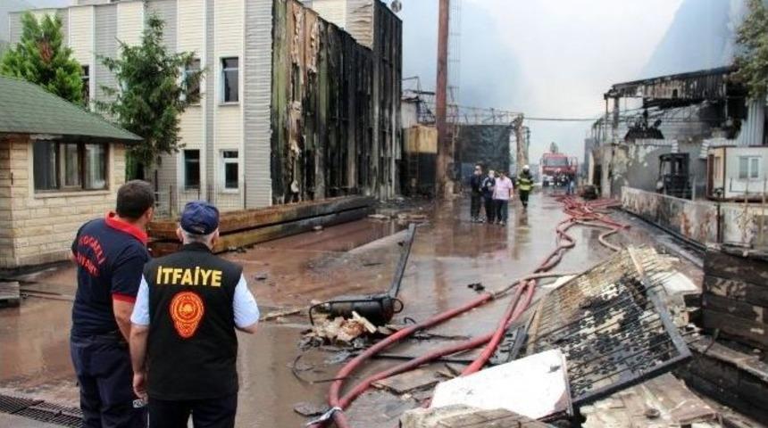 Kocaeli&rsquo;deki Fabrika Yangını Kontrol Altına Alındı