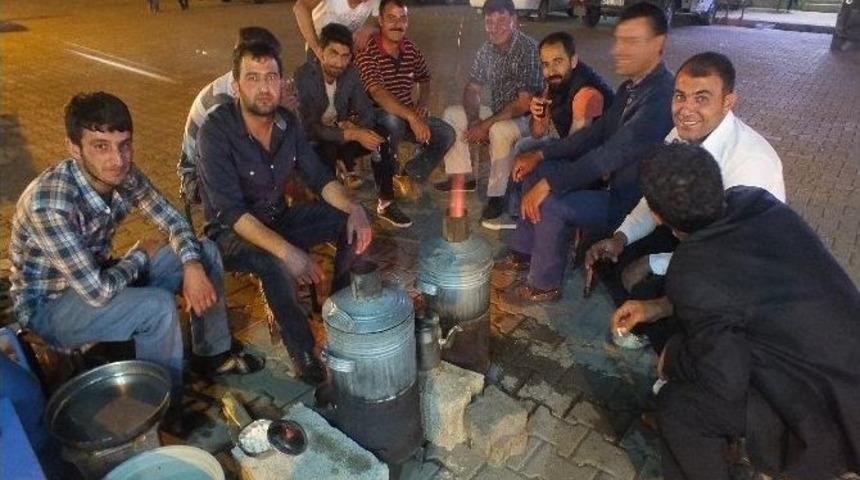 Semaver &Ccedil;ayı Satarak Ge&ccedil;imlerini Sağlıyorlar