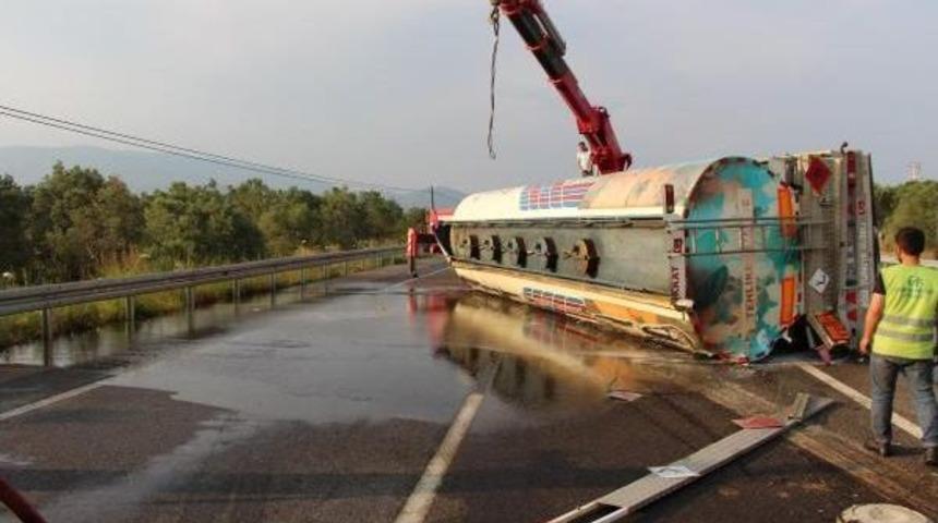 Devrilen Tankerden 13 Ton Mazot Yola Aktı